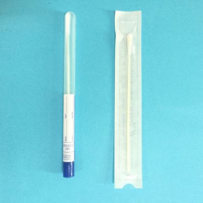 Il tampone sterile della gola del naso della raccolta di esemplare attacca il tampone affollato asciutto rinofaringeo